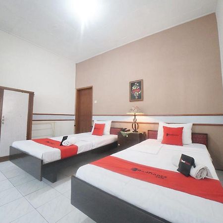 Hotel Reddoorz Near Balai Kota Malang Exterior foto