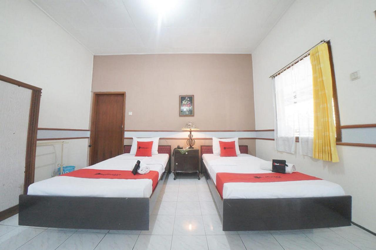 Hotel Reddoorz Near Balai Kota Malang Exterior foto