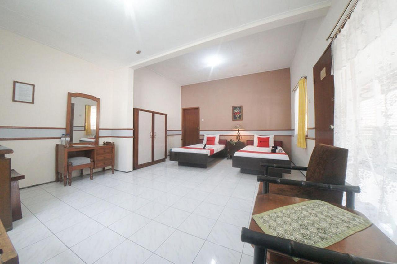 Hotel Reddoorz Near Balai Kota Malang Exterior foto