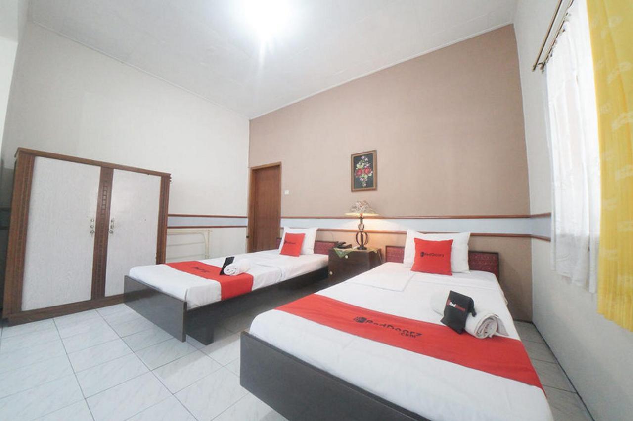 Hotel Reddoorz Near Balai Kota Malang Exterior foto