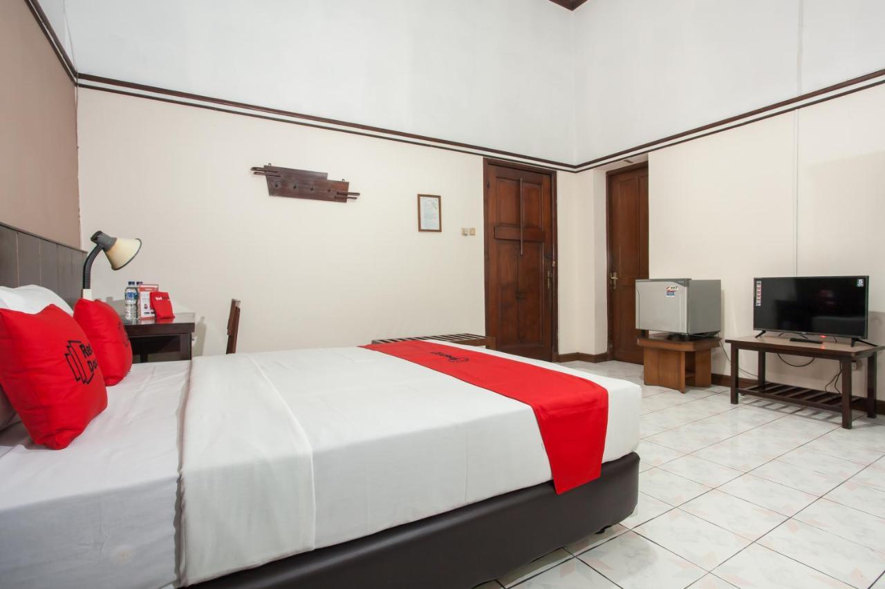 Hotel Reddoorz Near Balai Kota Malang Exterior foto