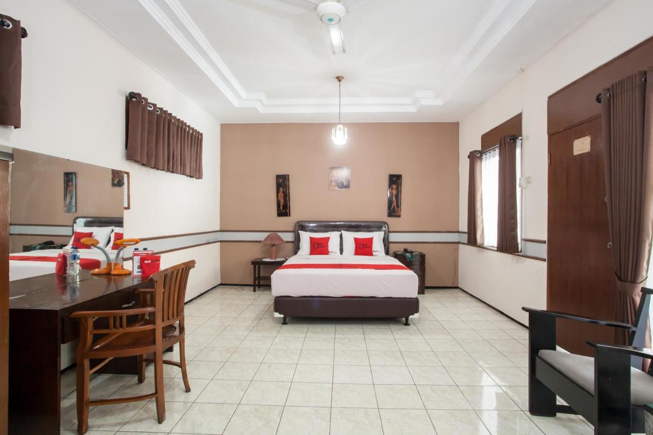 Hotel Reddoorz Near Balai Kota Malang Exterior foto
