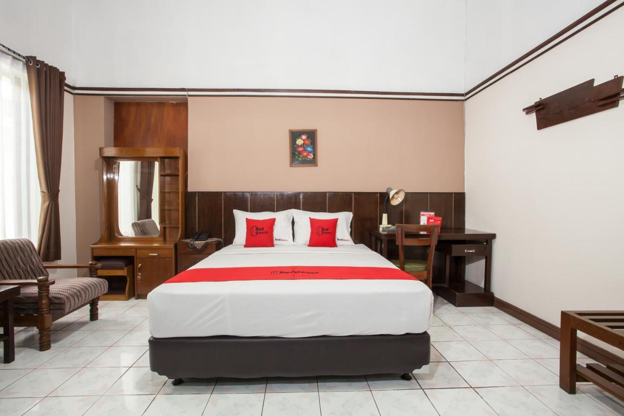 Hotel Reddoorz Near Balai Kota Malang Exterior foto