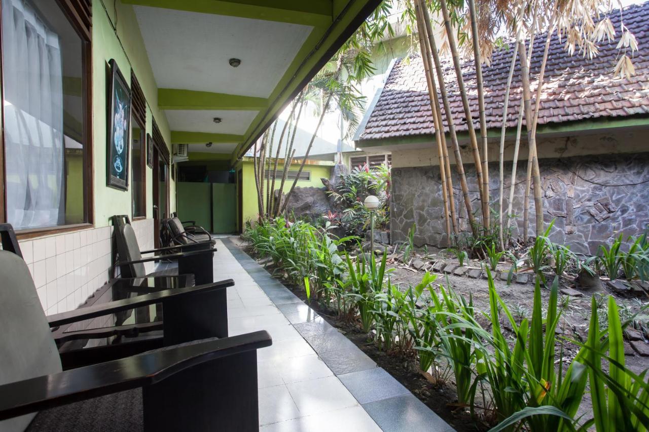 Hotel Reddoorz Near Balai Kota Malang Exterior foto