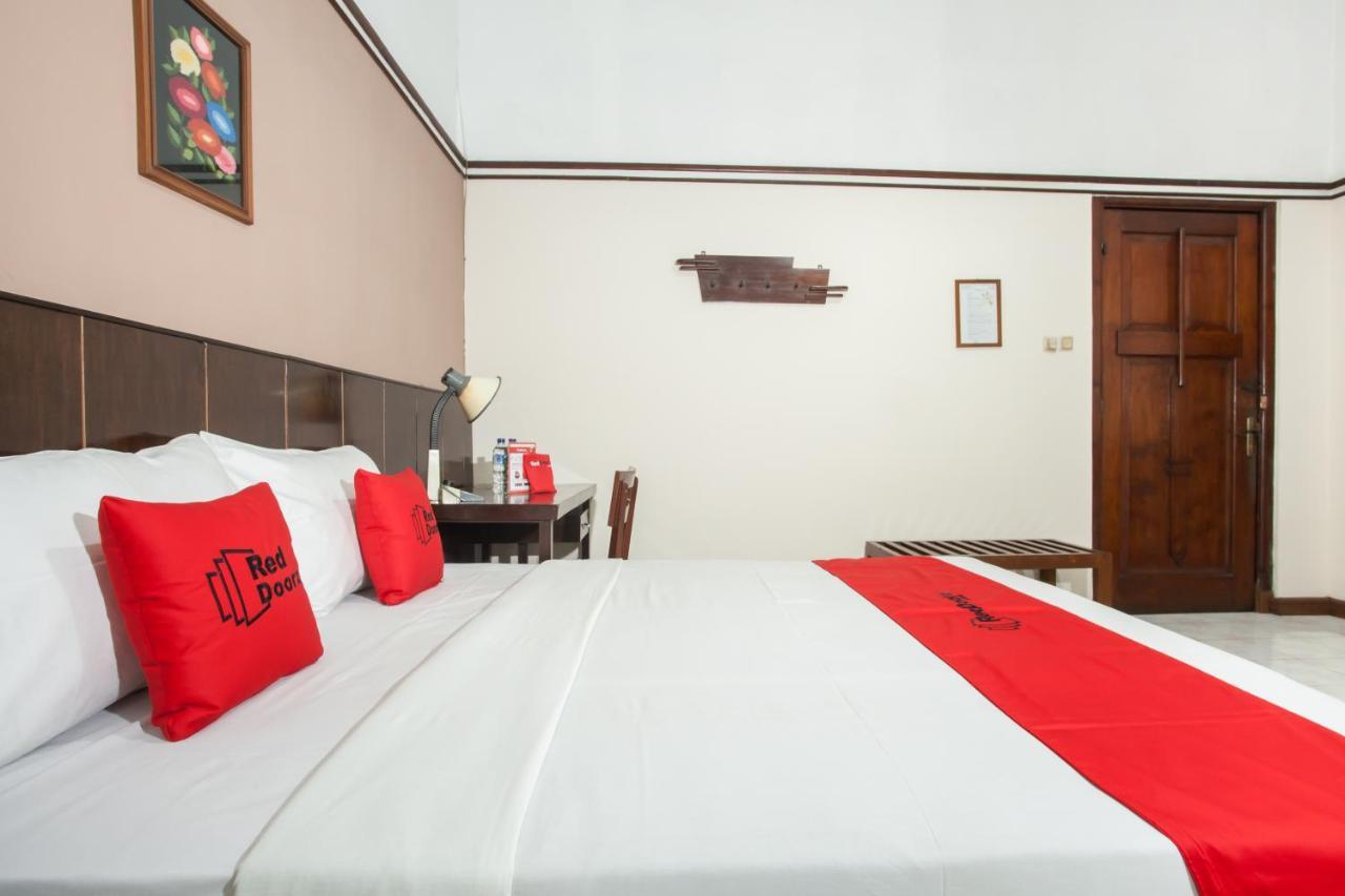 Hotel Reddoorz Near Balai Kota Malang Exterior foto