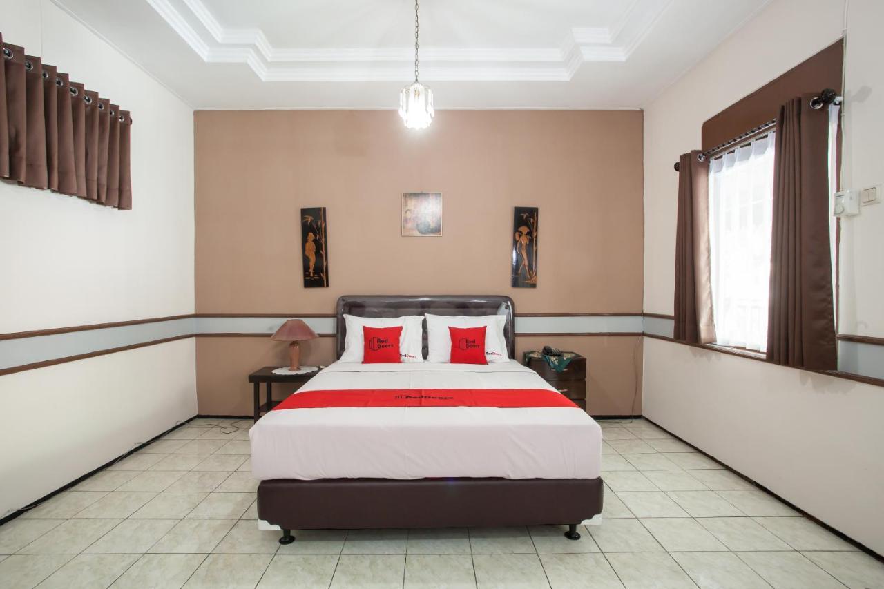 Hotel Reddoorz Near Balai Kota Malang Exterior foto